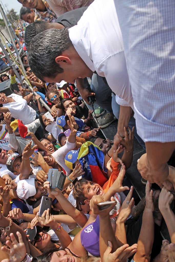 In Venezuela Guaidó, fallita la prova di golpe,  scende in trincea