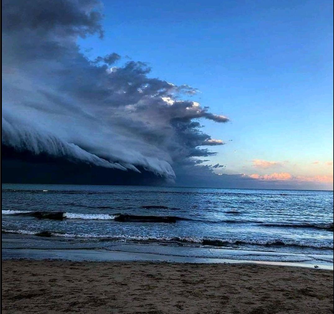 Uno tsunami di nuvole appare all’orizzonte. Il fenomeno sull’Adriatico