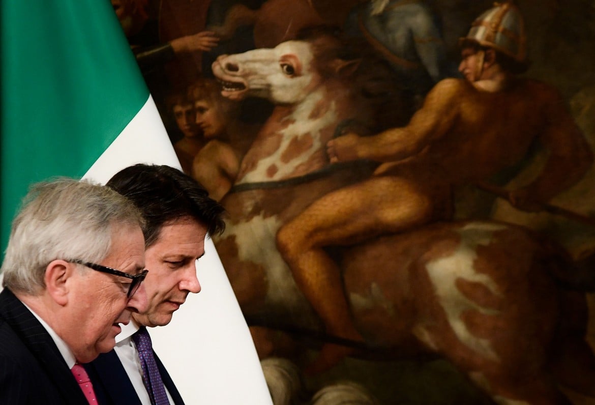Juncker all’Italia: cambiare rotta. Conte difende la manovra