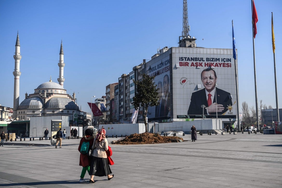 Erdogan nel caos: chiede il riconteggio ma dichiara vittoria