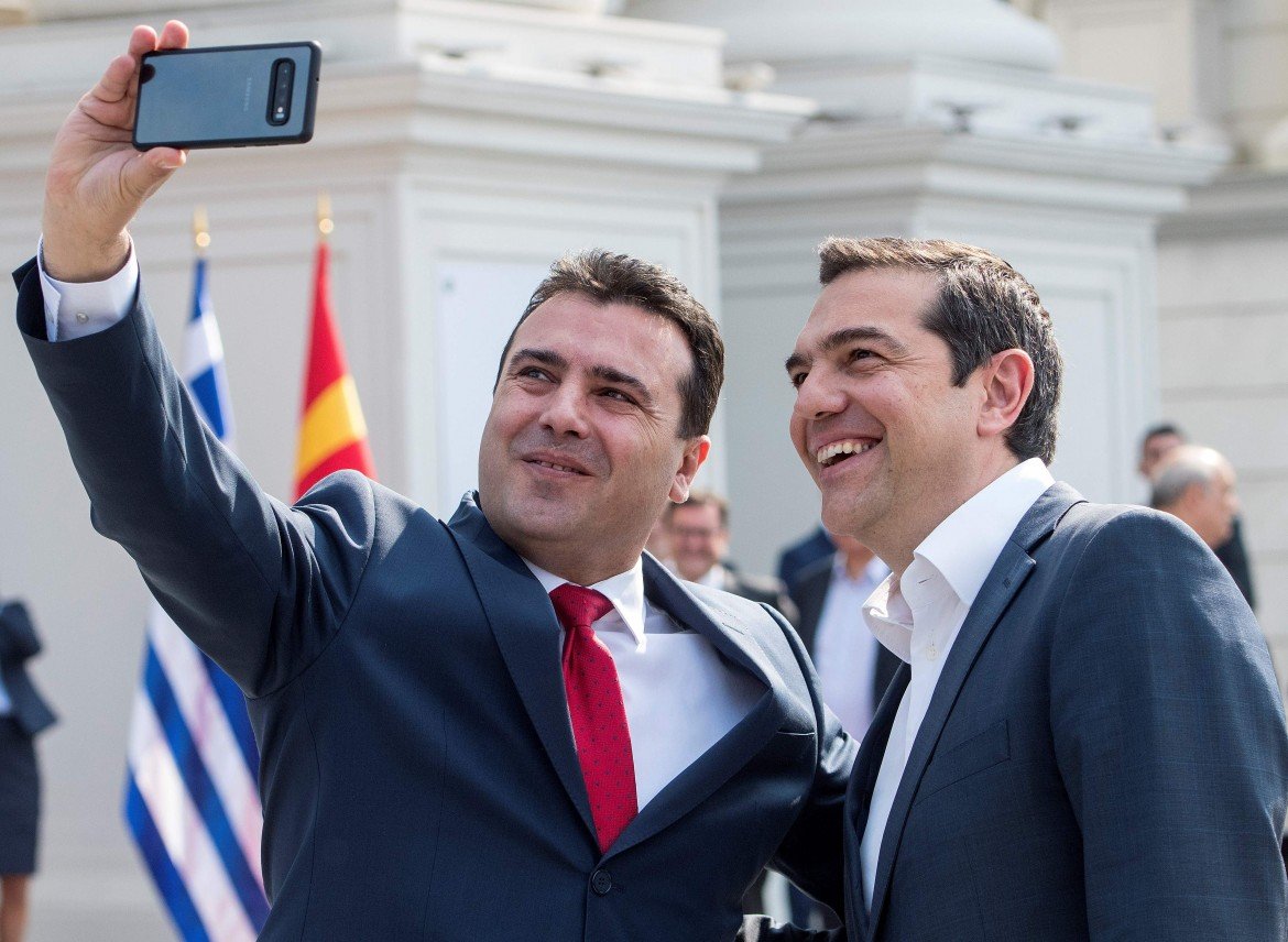 Storica visita del premier Tsipras a Skopje. Ma c’è chi rema contro
