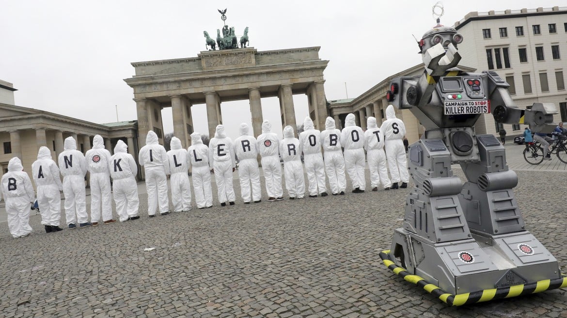 Lo scienziato Dorigo: «Mandare in guerra i robot intelligenti cancella le colpe»