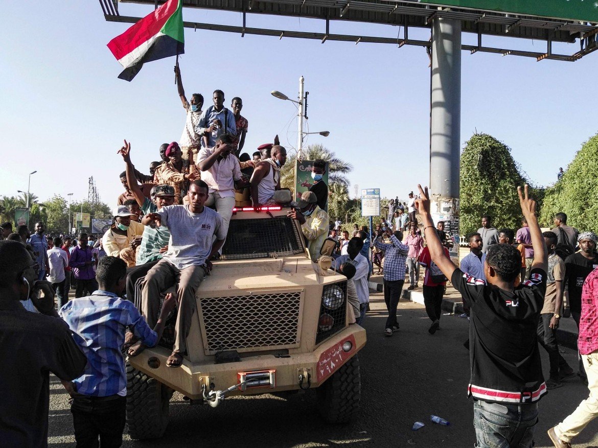 La protesta sociale in Sudan cresce e assedia l’esercito