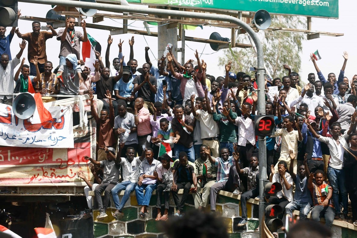Sudan, l’esercito si prende la scena. E la piazza non smobilita: «No al golpe»