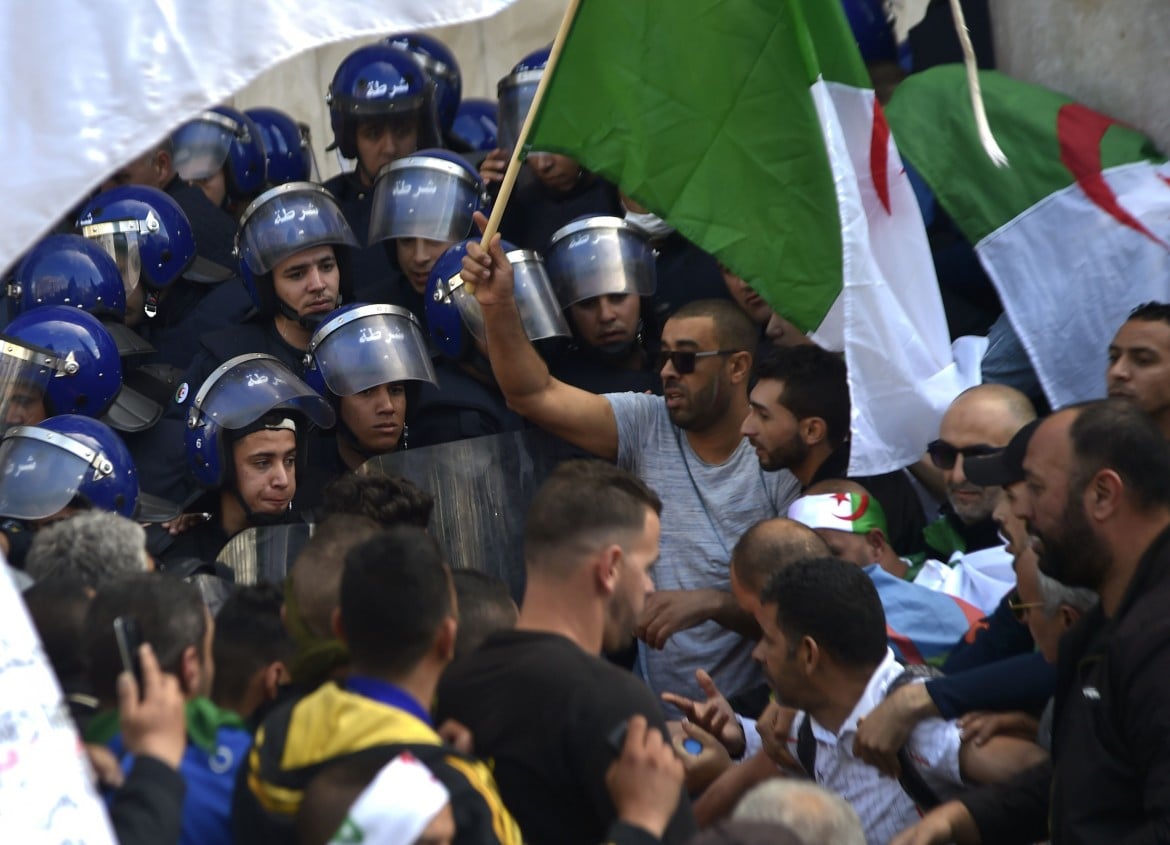 Gli algerini incalzano Salah: «L’esercito torni nelle caserme»