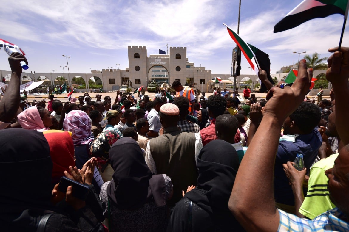 In Sudan la piazza non cede, giunta militare sotto pressione