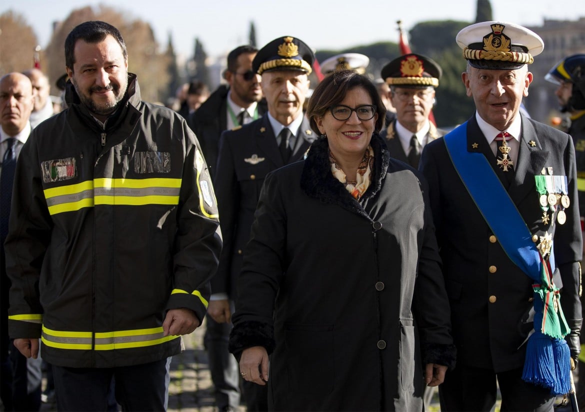 I militari contro Salvini. Ma il ministro insiste: «Sui porti decido solo io»