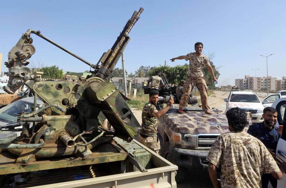 Libia, il fronte spacca Tripoli, ma è fermo. Ora si rivede l’Isis a Derna e a Jufra