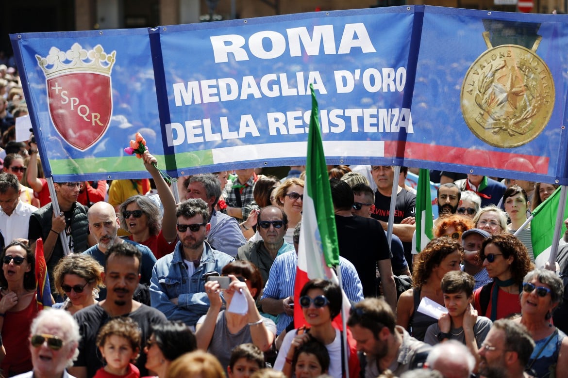 A Roma l’indignazione gonfia il corteo