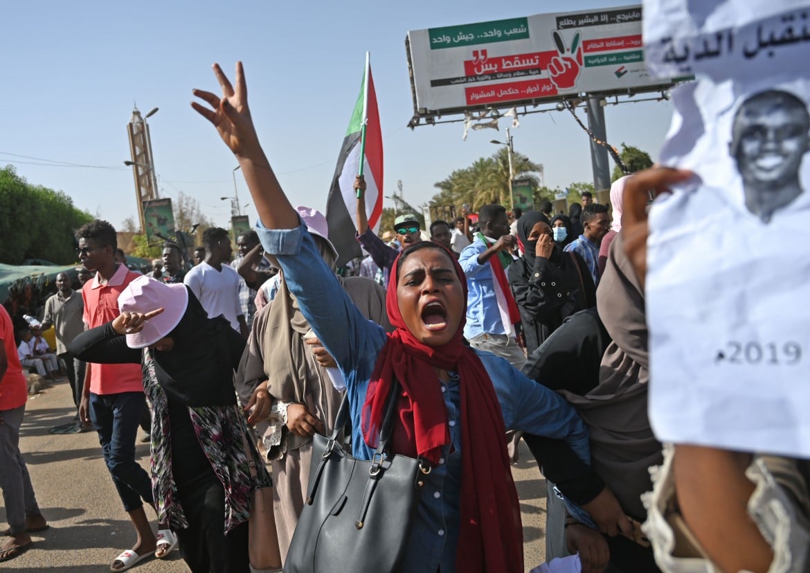 Sudan, la giunta militare promette dialogo: sospesa la disobbedienza civile