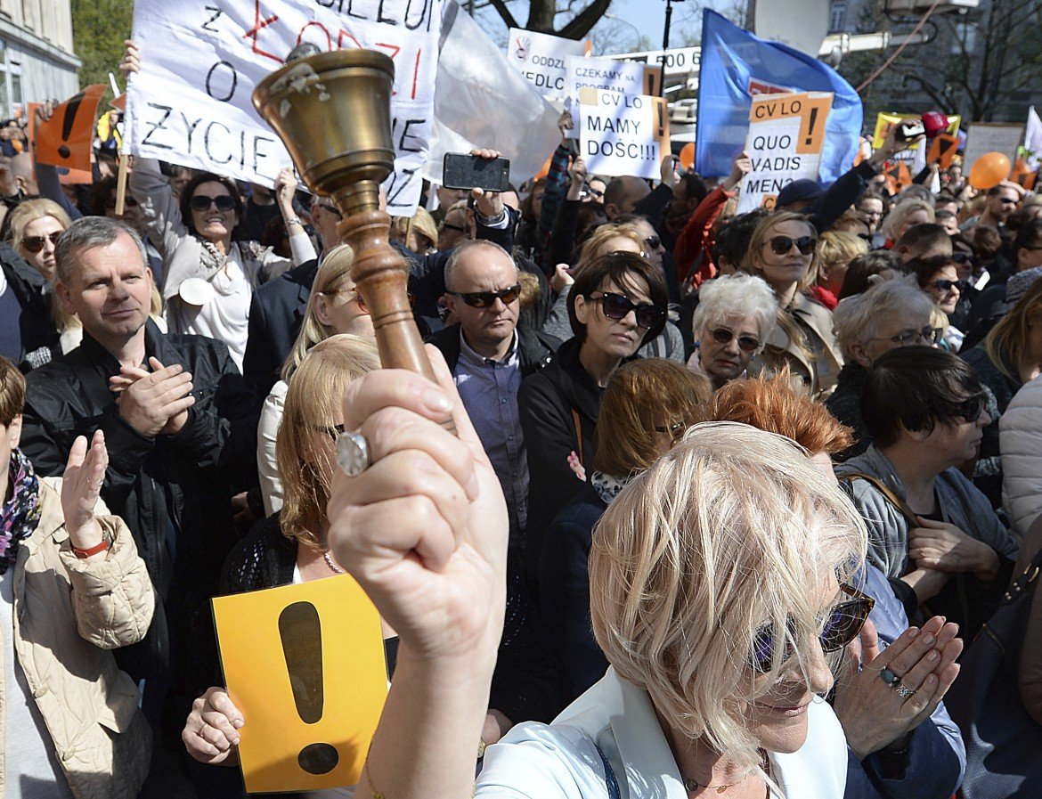 Polonia, lo sciopero degli insegnanti è sospeso. Per ora