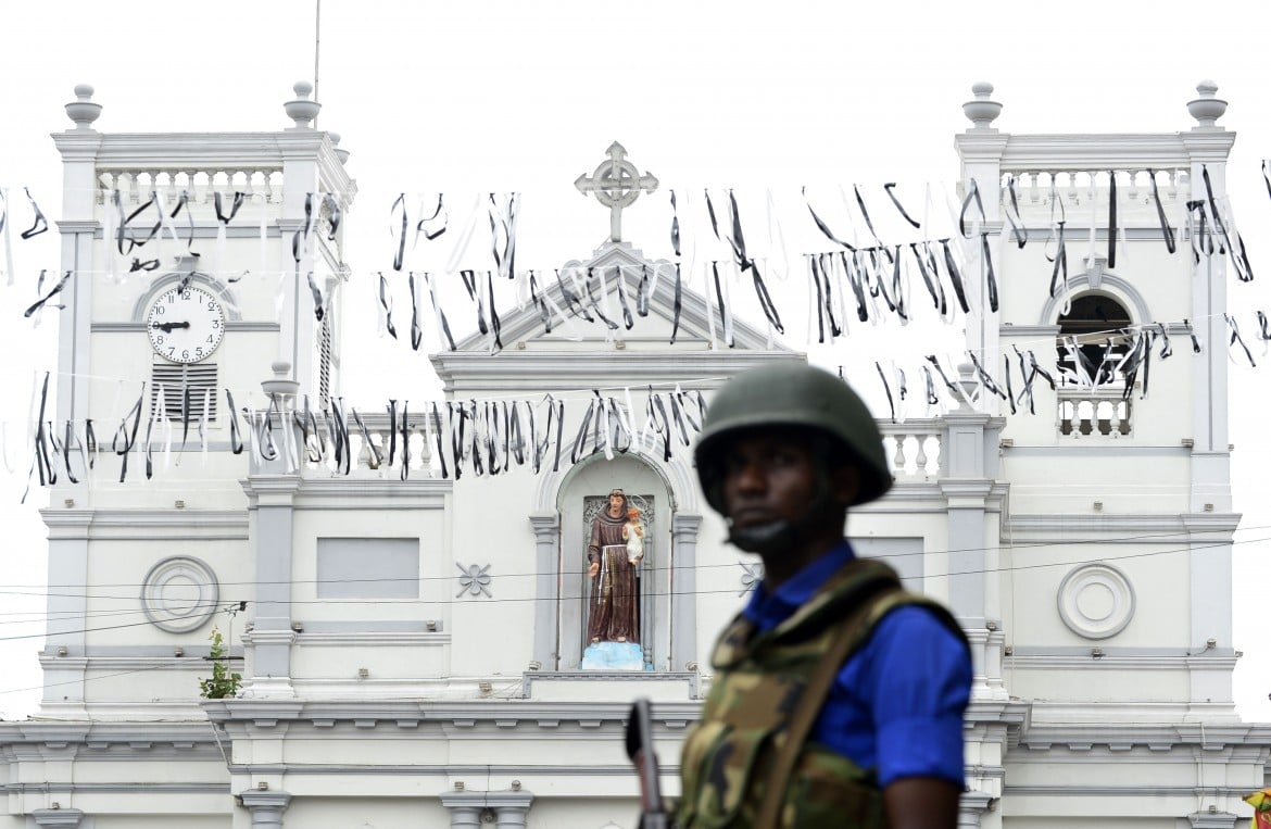 Sri Lanka, raid della polizia in un «covo»: sedici morti