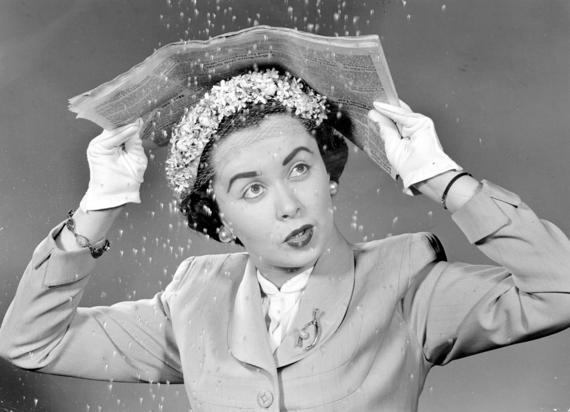 Dicembre 1950, in una pubblicità di Toronto (Ontario) una modella si protegge i capelli dalla pioggia riparandosi sotto un giornale