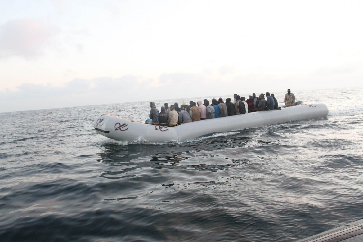 Mediterraneo, scompare un gommone con 50 migranti