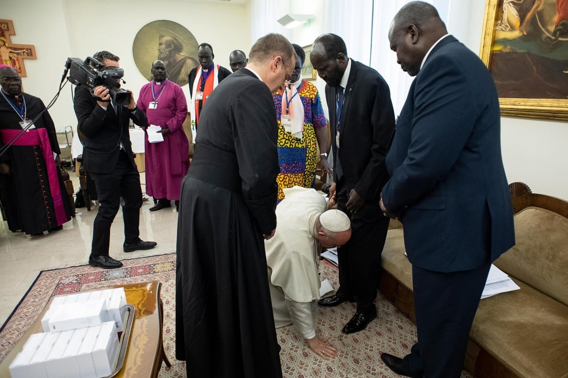 Anche il papa s’inchina alla pace possibile in Sud Sudan