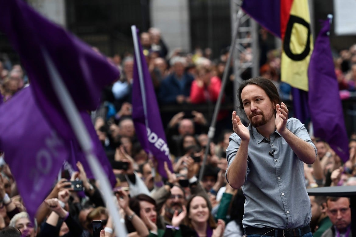 Il leader di Podemos ad un appuntamento di piazza. 