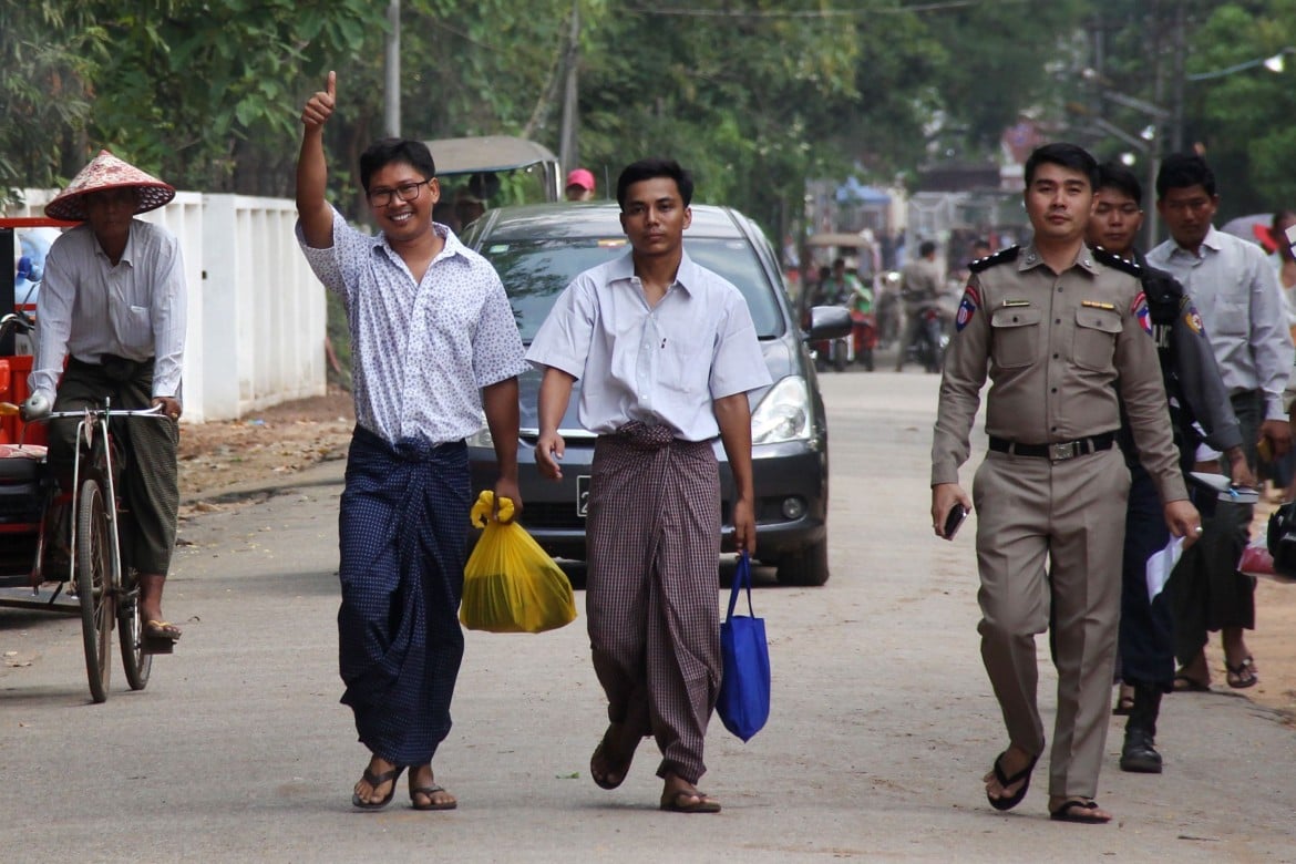 Dopo 500 giorni in cella e un Pulitzer, il Myanmar libera i due giornalisti Reuters