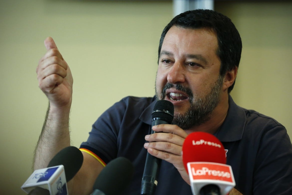 Salvini si rifugia nei negozi di cannabis light: «Li chiuderò tutti»
