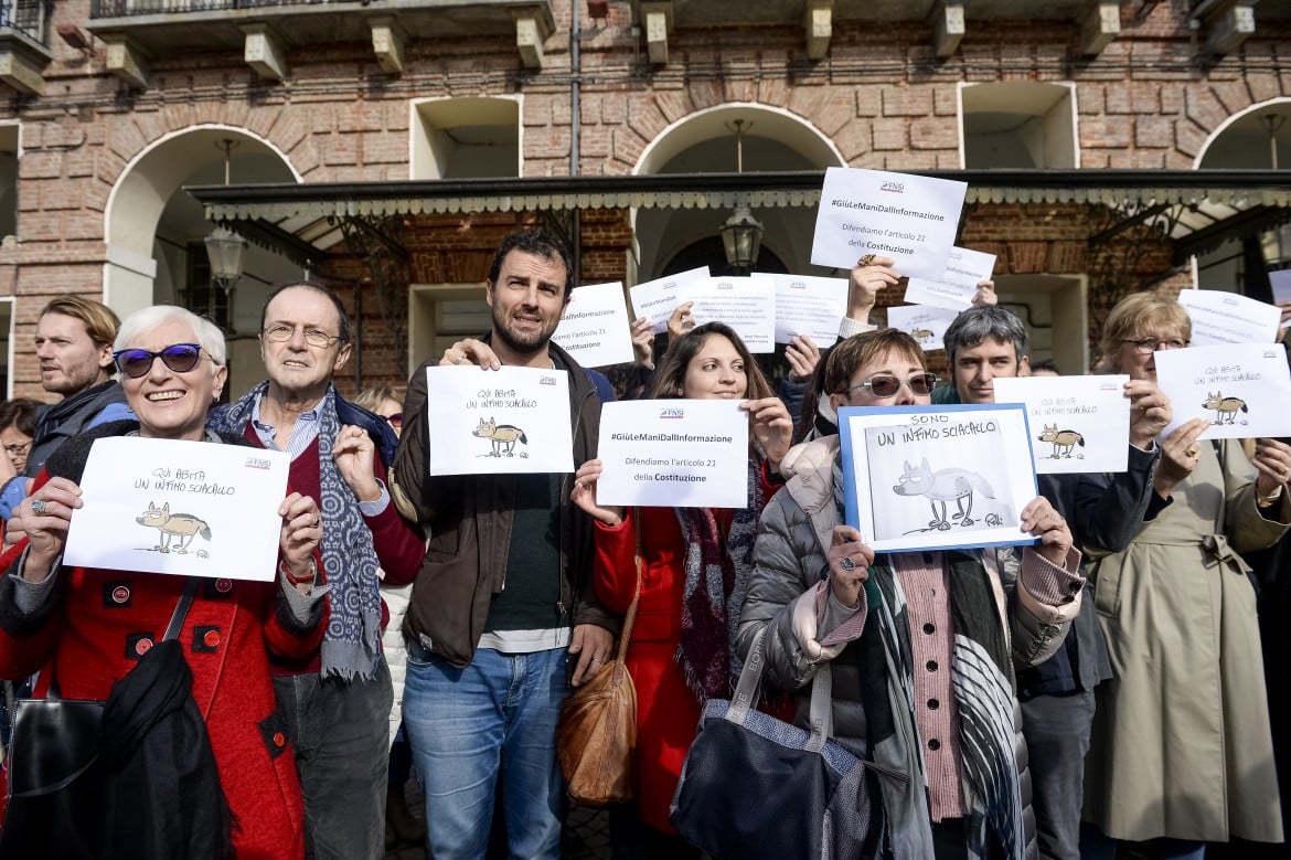 Tagli e bavagli: i giornalisti protestano contro il governo