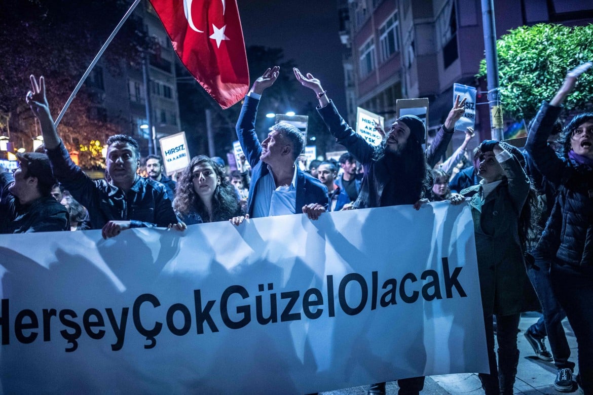 Istanbul resiste tra ricorsi, pentole e vacanze rinviate: «Andate a votare»