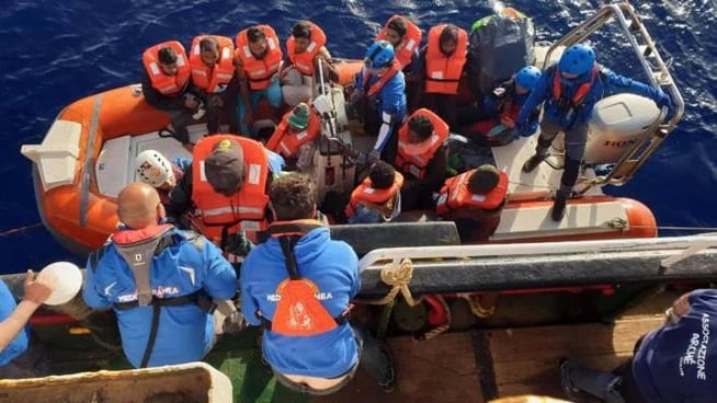 La «Jonio» salva 30 migranti. Salvini la sequestra