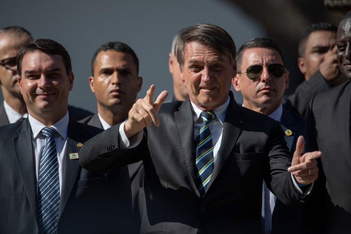 Il clan Bolsonaro alza il tiro, più armi e meno istruzione