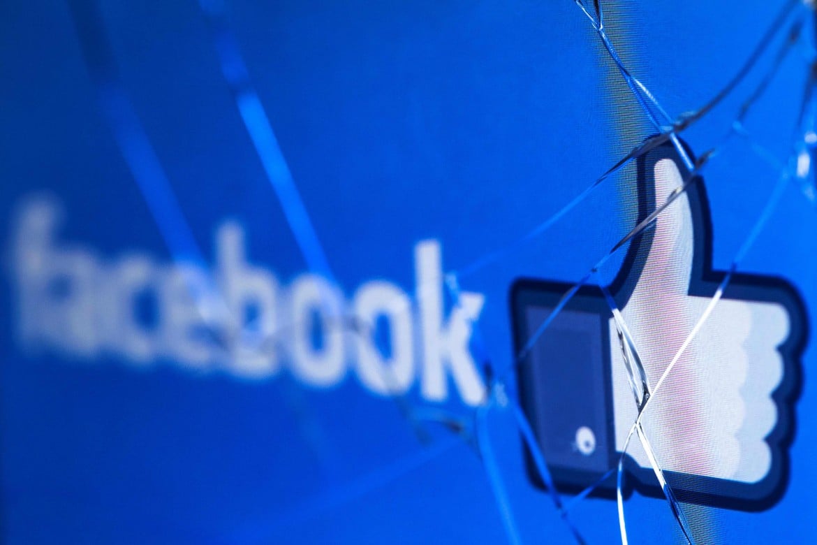 Facebook sotto assedio: «L’azienda va divisa in tre»