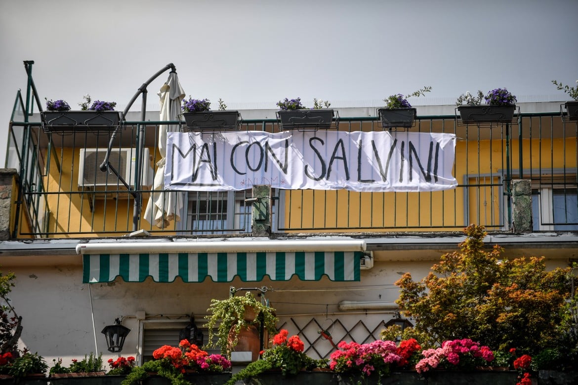 Contro Salvini-Le Pen, Milano diventa un grande striscione