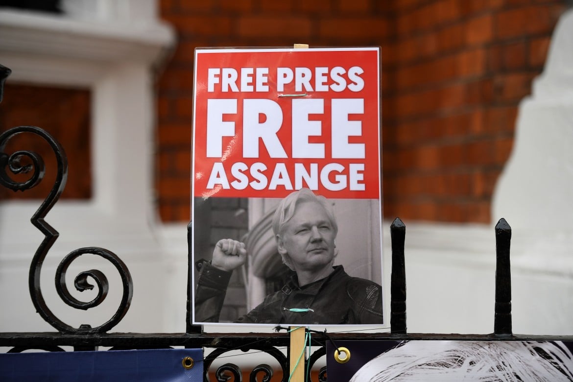 La corona di ferro: Assange al tribunale della Regina