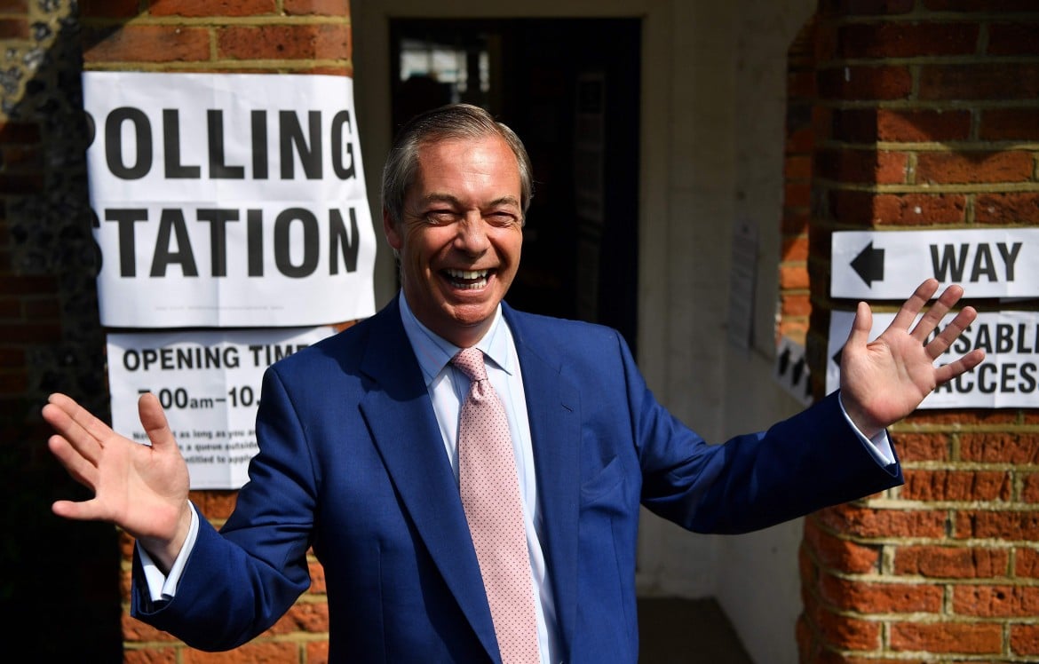 Votare per non restare. Farage già festeggia, May barricata in casa