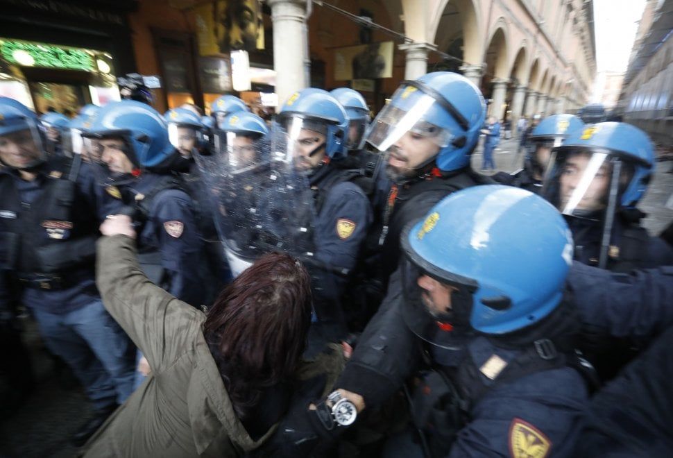 La polizia protegge Forza nuova, manganellate agli antifascisti di Bologna