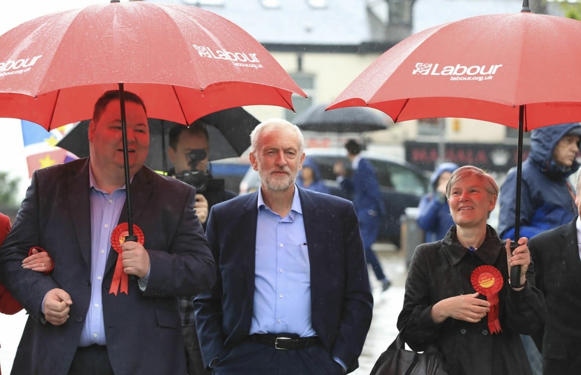 Elezioni locali: Theresa May piange, ma anche il Labour non ride