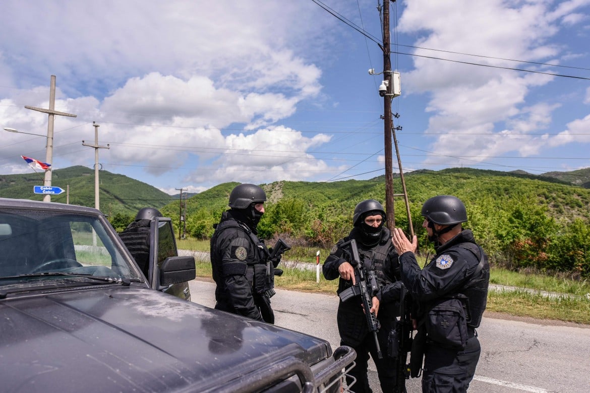 Forze di Pristina entrano nel Kosovo del Nord: violenti scontri