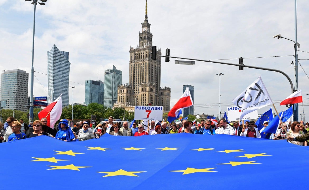 Polonia, l’opposizione a Kaczynski si fa sentire
