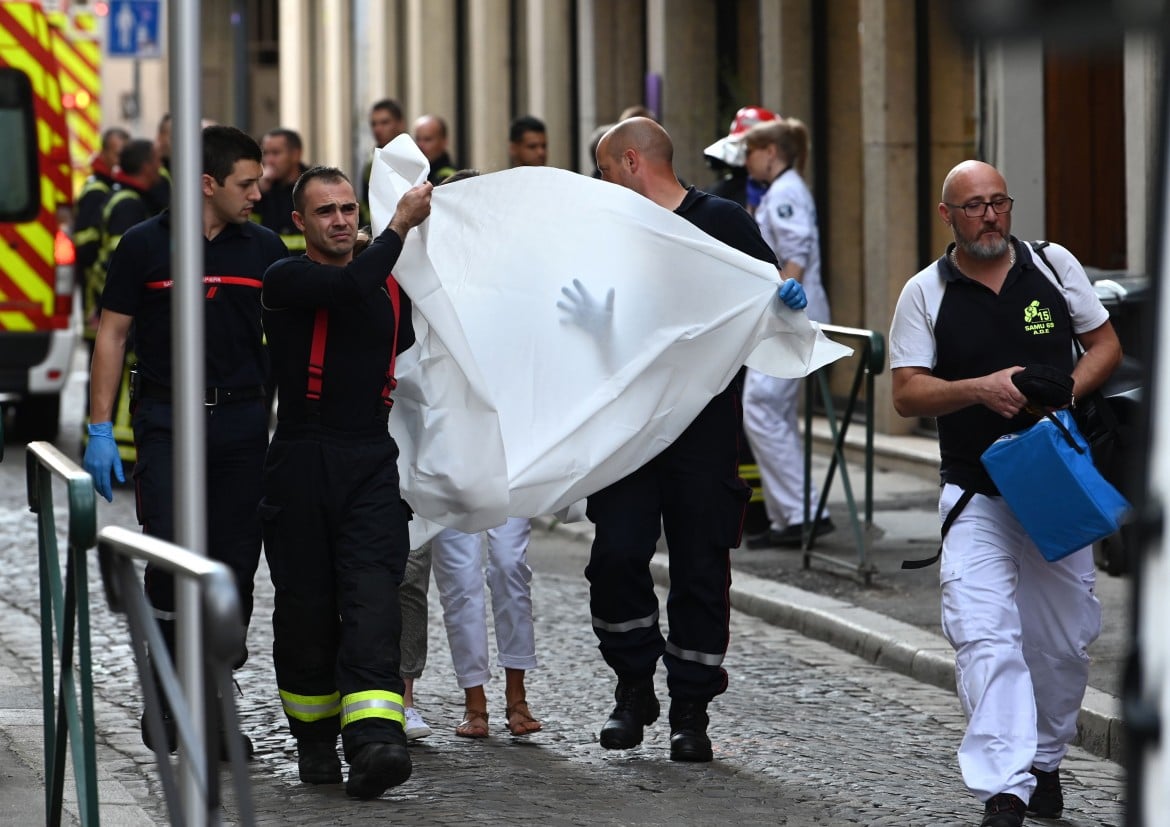 Terrore nel cuore di Lione: esplode un pacco bomba, 13 feriti lievi