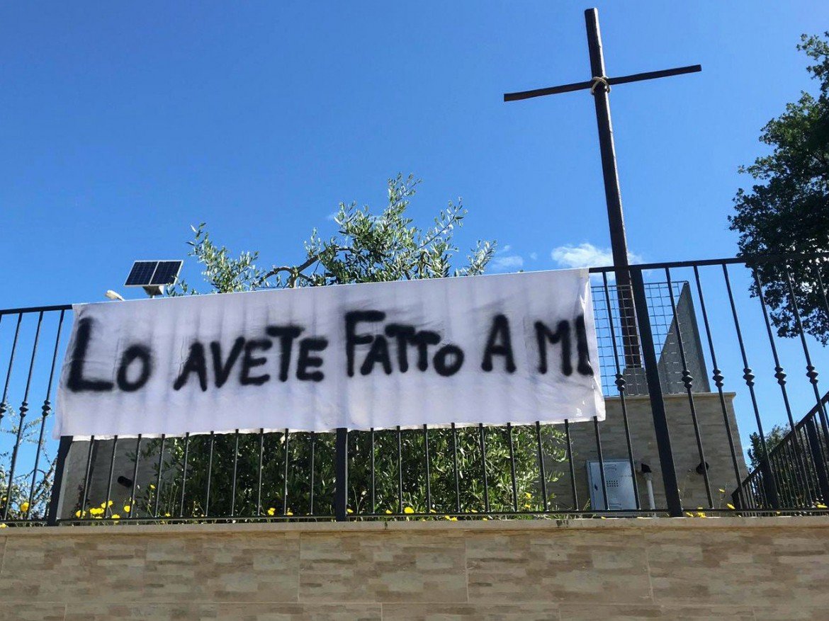 Dai vescovi ai parroci: nessun perdono per il  rosario di Salvini