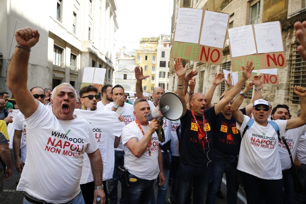 La lotta Whirlpool Napoli paga, Di Maio: revoco aiuti pubblici