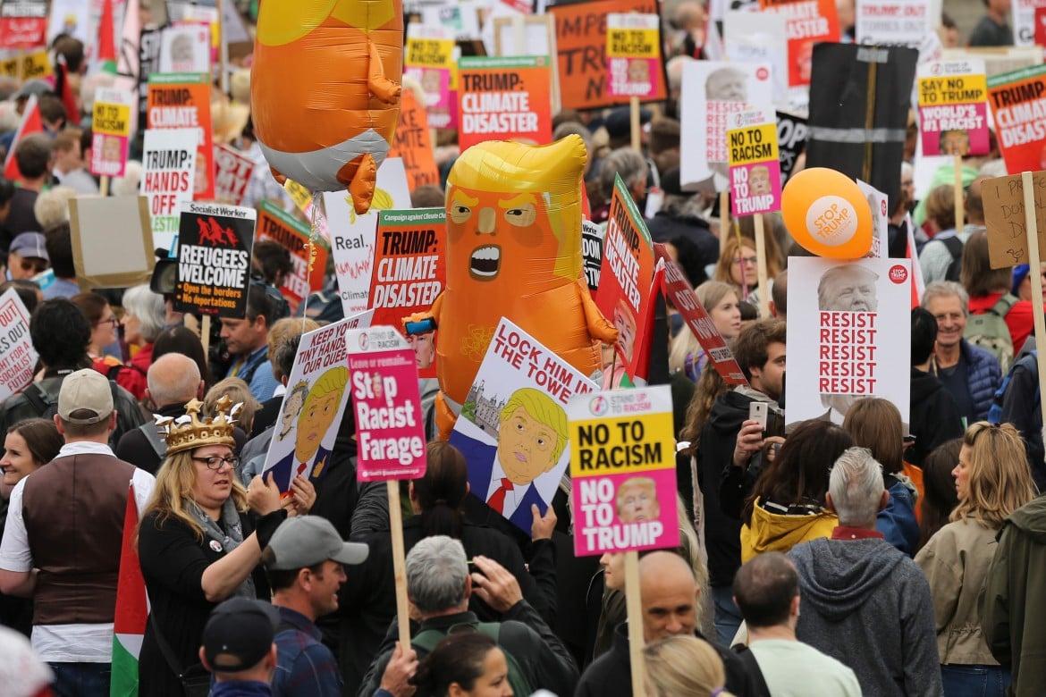Trump minaccia la sanità, ma Londra risponde in piazza
