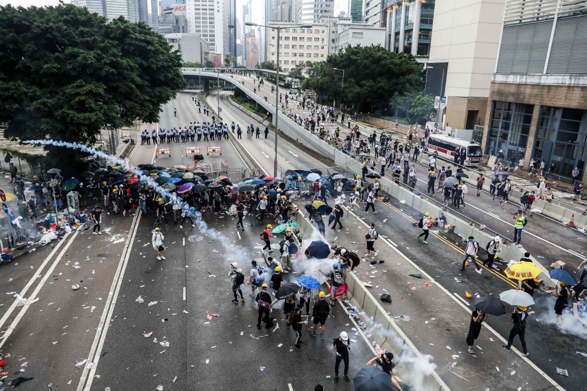 Hong Kong, scontri e proteste anti-Cina La polizia: «Rivolta»
