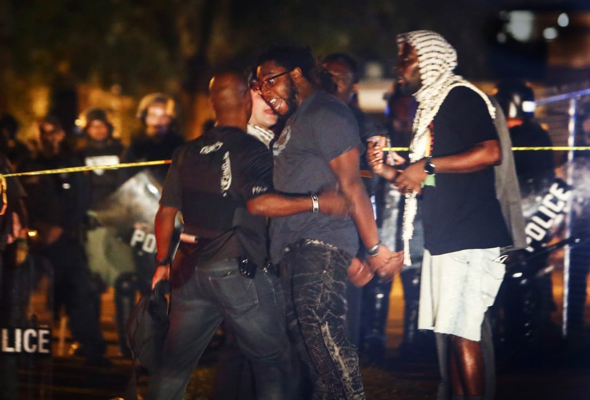 Giovane afroamericano ucciso dagli agenti, Memphis si ribella