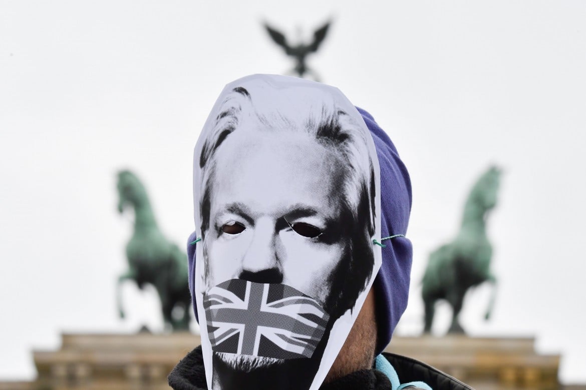 Appello dei medici «Assange rischia la morte in carcere»