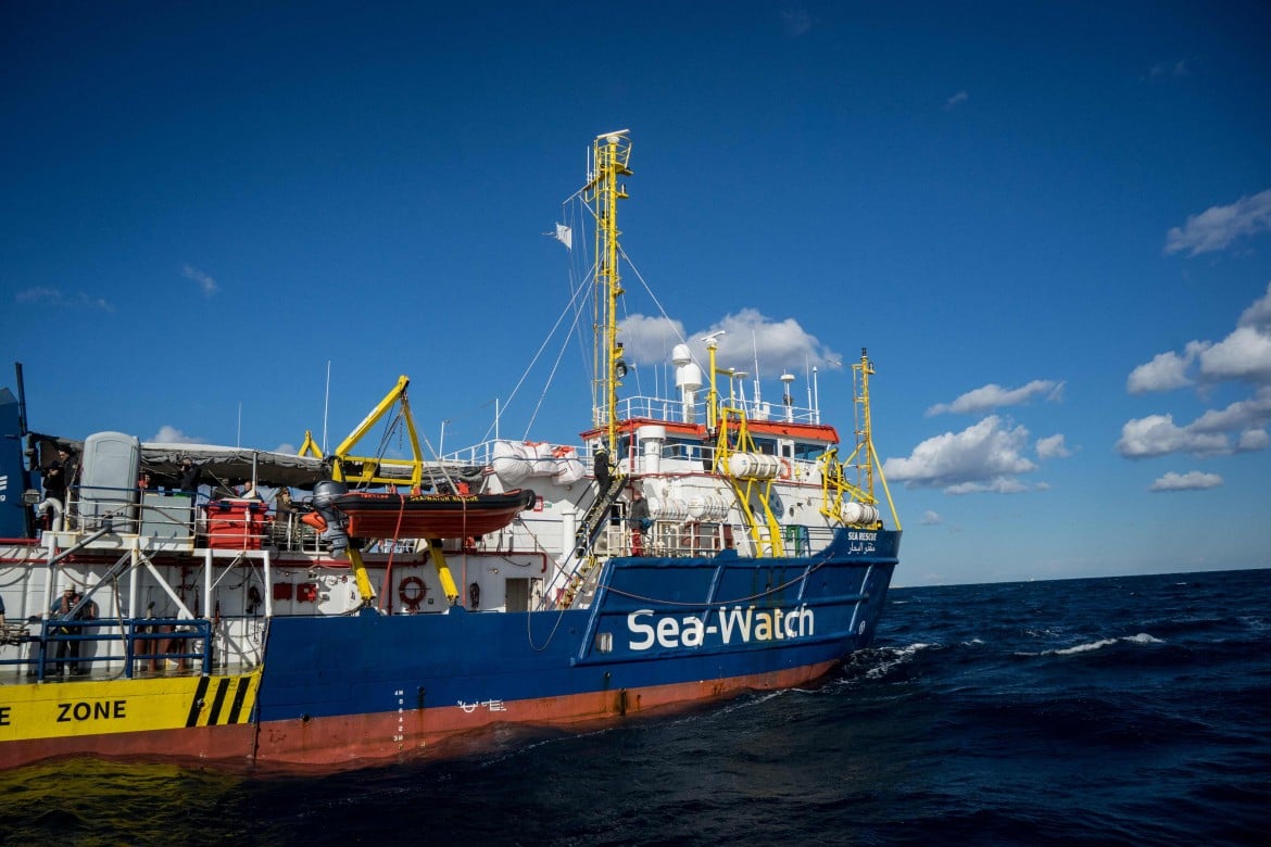 Sea Watch resta al largo, sul mare comanda Salvini