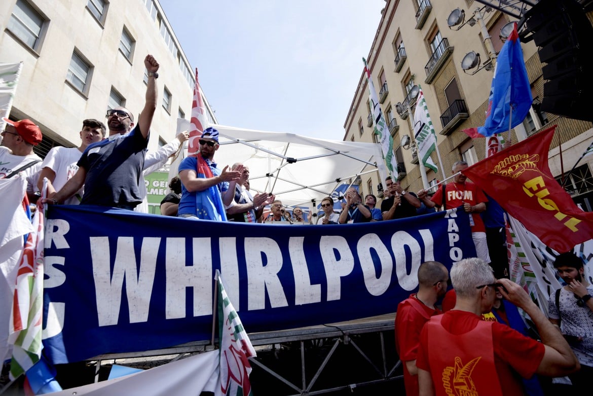Dopo le promesse, Whirlpool porta via le lavatrici dalla Campania