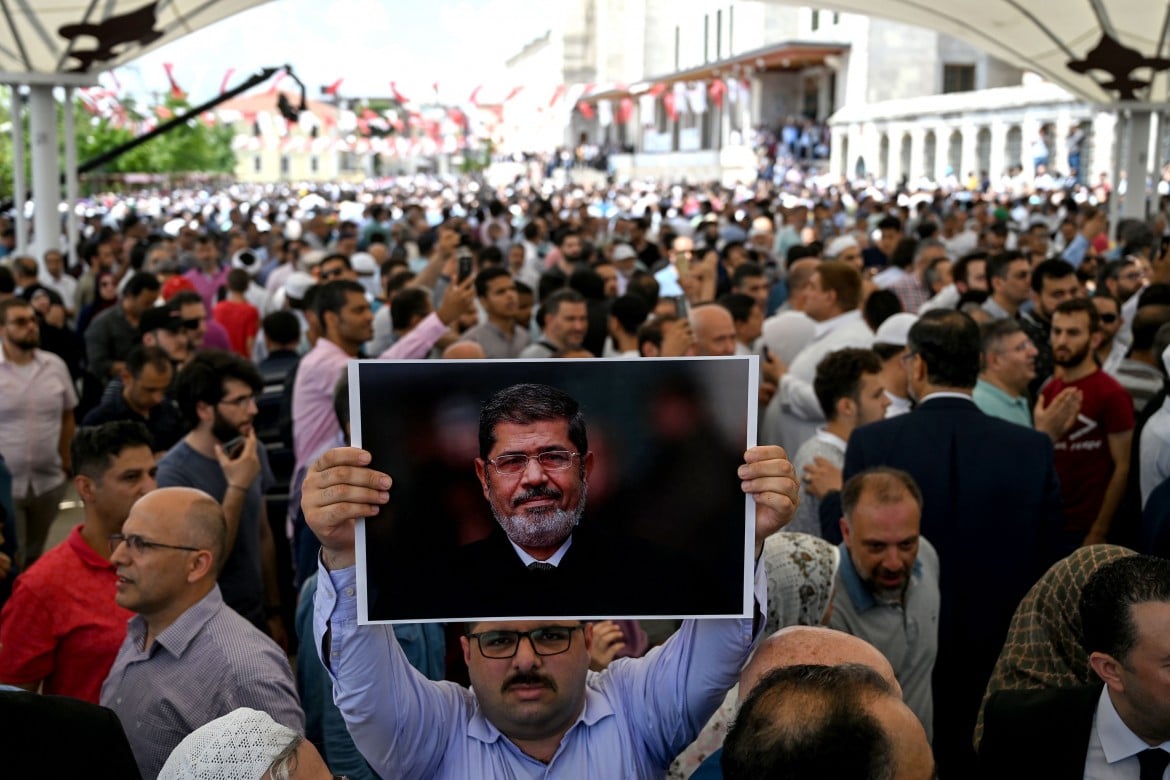 «Ucciso dal golpista al-Sisi». Morsi sepolto in fretta