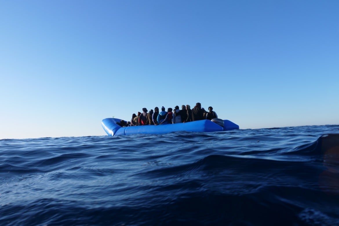 Nessun soccorso per 55 naufraghi nel Mediterraneo in tempesta