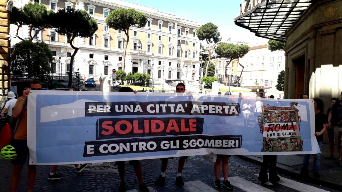 Blitz al Viminale: «Roma non si chiude. Manifestiamo»