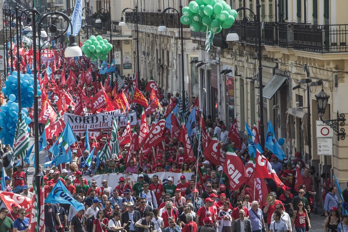 Salvini «convoca» i sindacati (che continuano ad attaccarlo)