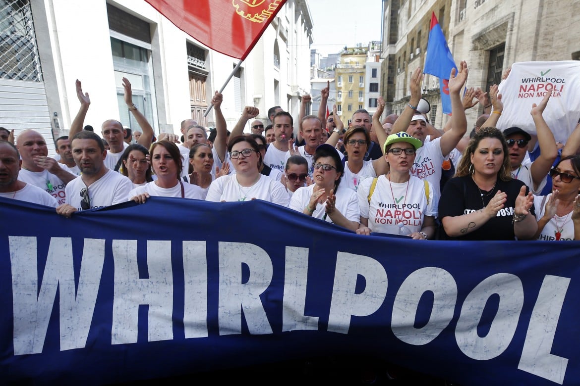Whirlpool di Napoli, l’azienda promette gli operai non si fidano