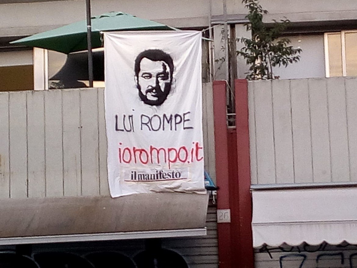 Il nostro striscione su Salvini e il conformismo di via Bargoni