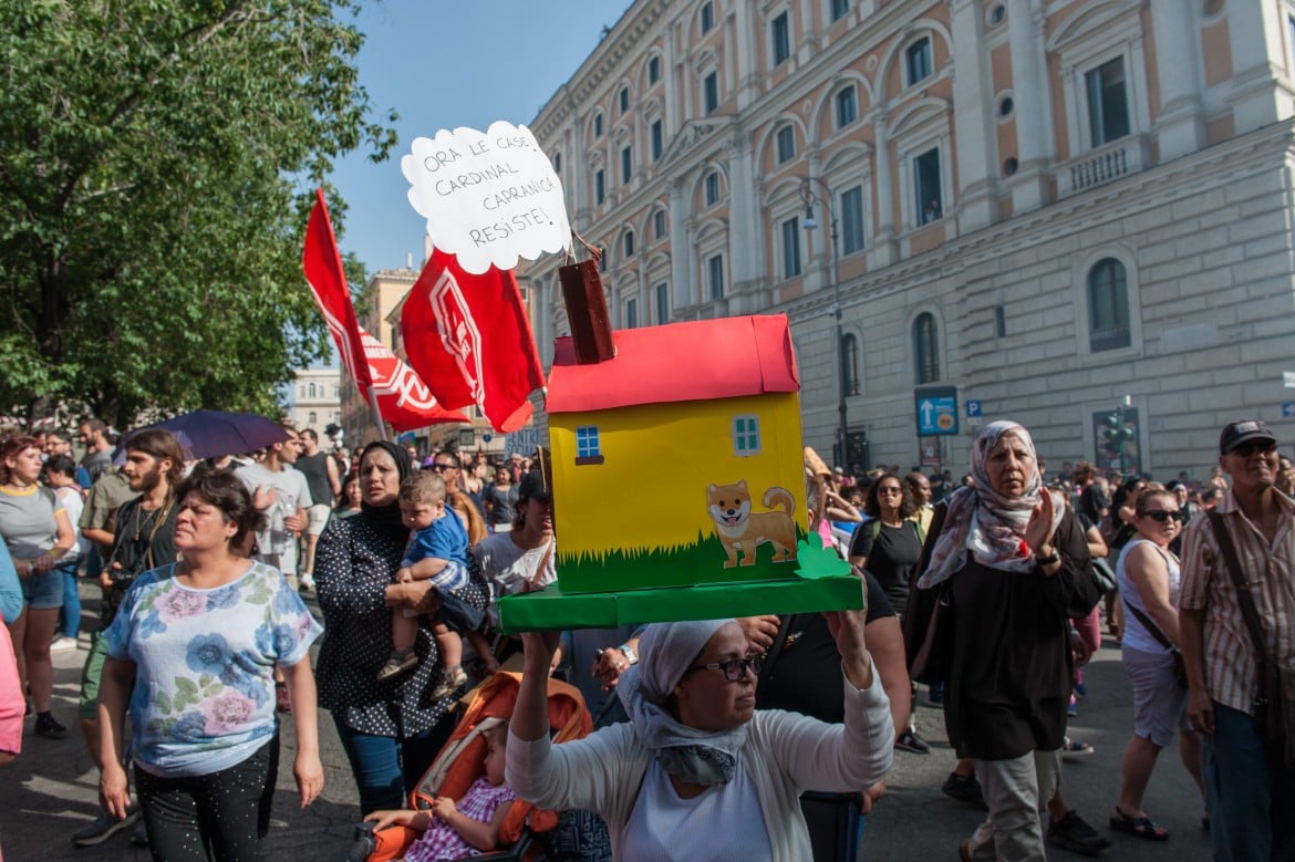 «Roma non si chiude». 15mila in piazza